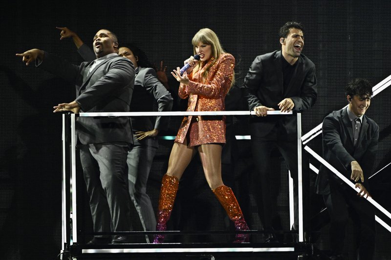 Taylor Swift — May 9 - Paris, France — photo 23