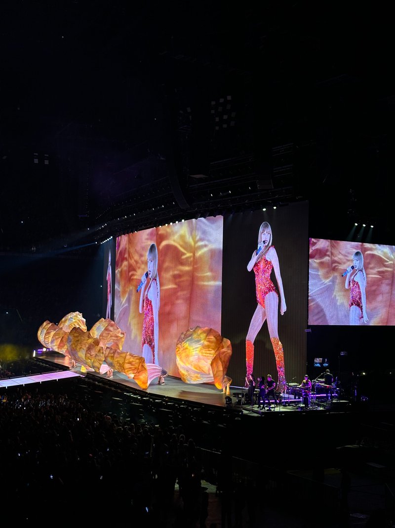 Taylor Swift — May 9 - Paris, France — photo 27
