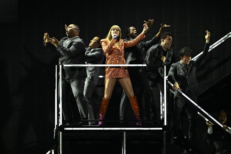 Taylor Swift — May 9 - Paris, France — photo 36