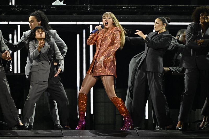 Taylor Swift — May 9 - Paris, France — photo 52