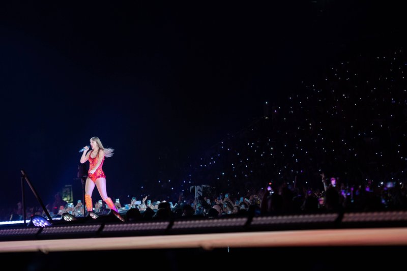 Taylor Swift — May 9 - Paris, France — photo 144
