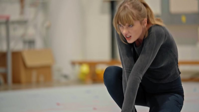 Taylor Swift — Behind The Scenes (Screen Captures) — photo 11