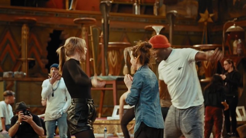 Taylor Swift — Behind The Scenes (Screen Captures) — photo 27