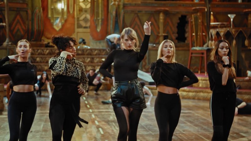 Taylor Swift — Cats - A Look Inside (Screen Captures) — photo 2