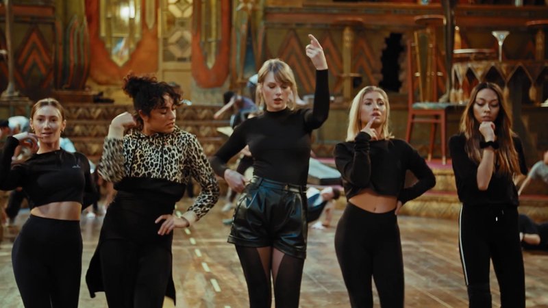 Taylor Swift — Cats - A Look Inside (Screen Captures) — photo 3
