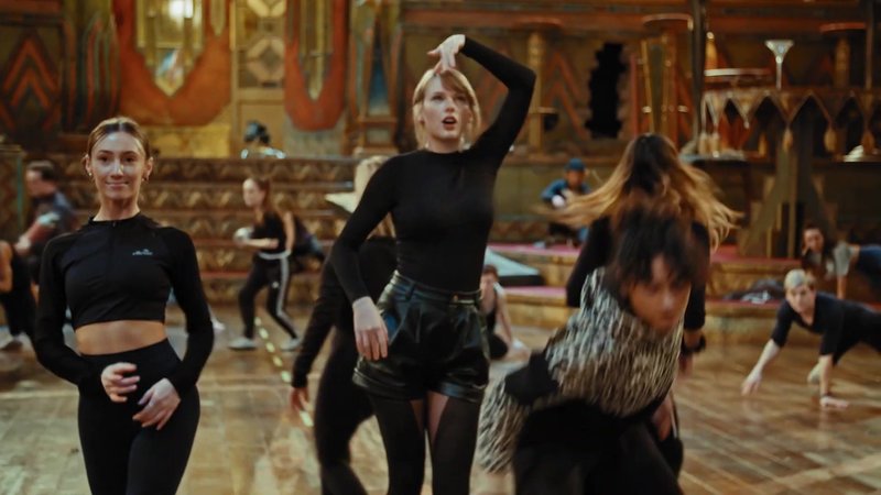 Taylor Swift — Cats - A Look Inside (Screen Captures) — photo 5