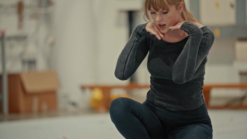 Taylor Swift — Cats - A Look Inside (Screen Captures) — photo 25
