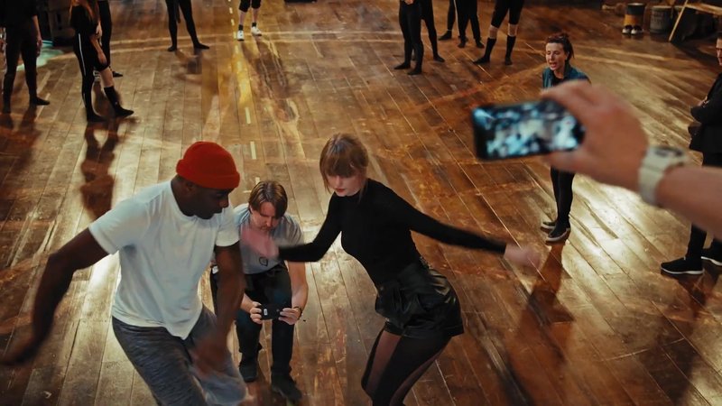 Taylor Swift — Cats - A Look Inside (Screen Captures) — photo 27