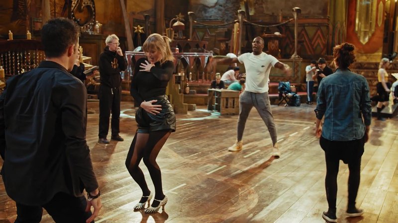 Taylor Swift — Cats - A Look Inside (Screen Captures) — photo 29