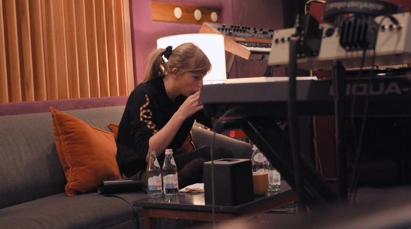 Taylor Swift — Screen Captures — photo 317