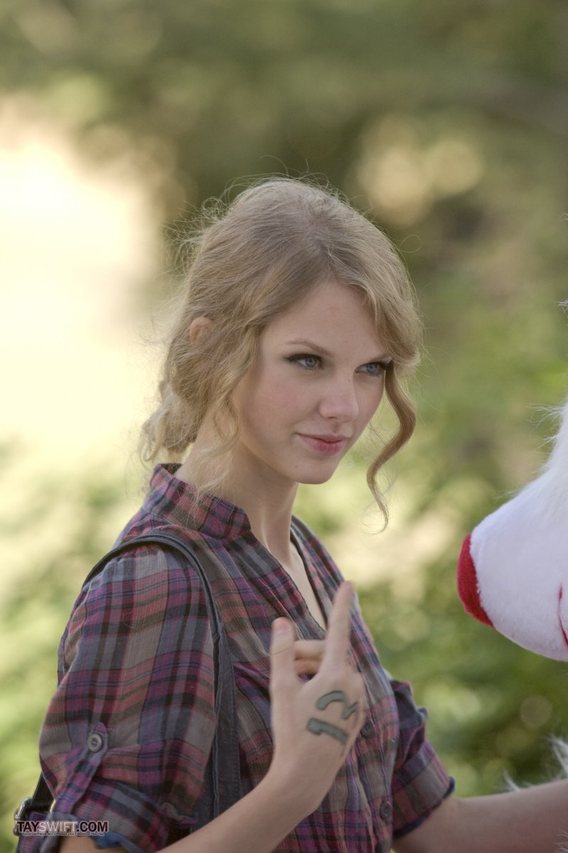 Taylor Swift — Stills — photo 28