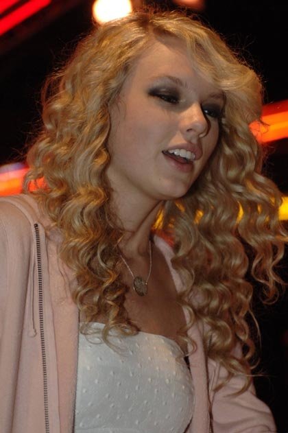 Taylor Swift — Abagail's Prom — photo 79