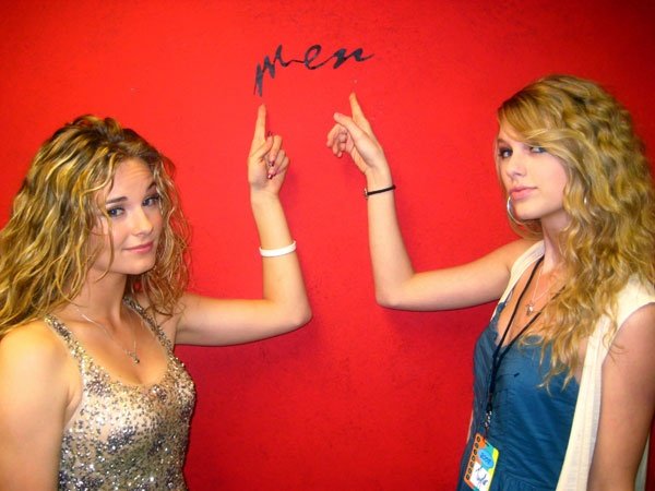 Taylor Swift — At Creative Caffeine Studio — photo 92