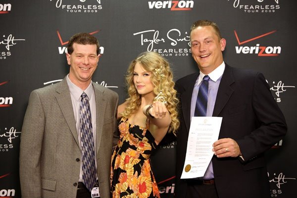 Taylor Swift — At Creative Caffeine Studio — photo 131