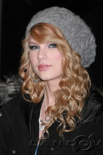 Taylor Swift — At Creative Caffeine Studio — photo 152