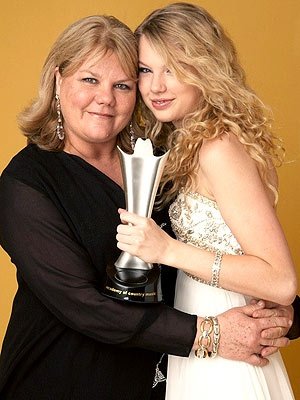 Taylor Swift — At Creative Caffeine Studio — photo 170