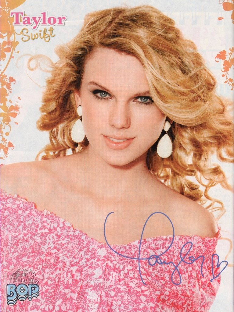 Taylor Swift — At Creative Caffeine Studio — photo 216