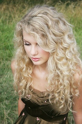 Taylor Swift — At Creative Caffeine Studio — photo 242