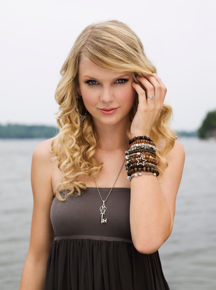 Taylor Swift — At Creative Caffeine Studio — photo 295