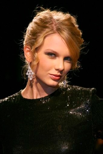 Taylor Swift — At Creative Caffeine Studio — photo 391