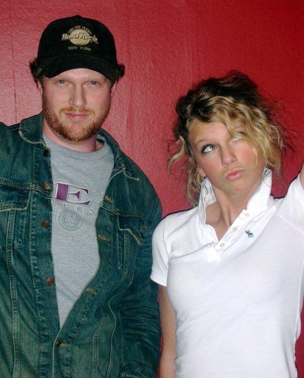 Taylor Swift — At Creative Caffeine Studio — photo 540