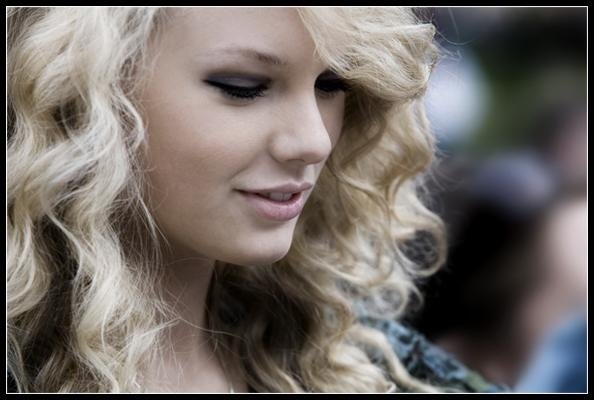 Taylor Swift — At Creative Caffeine Studio — photo 543