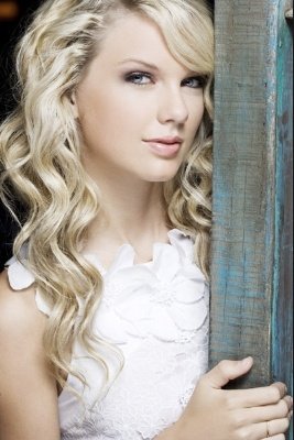 Taylor Swift — At Demi's TV show preimere — photo 59
