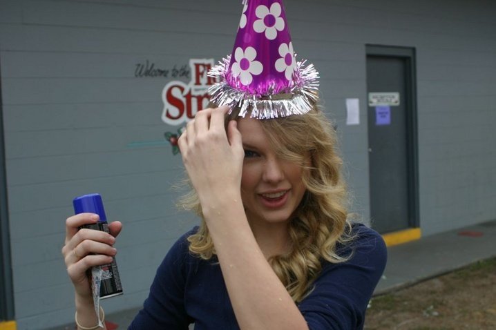 Taylor Swift — At her Brother's Birthday in Plant City — photo 8