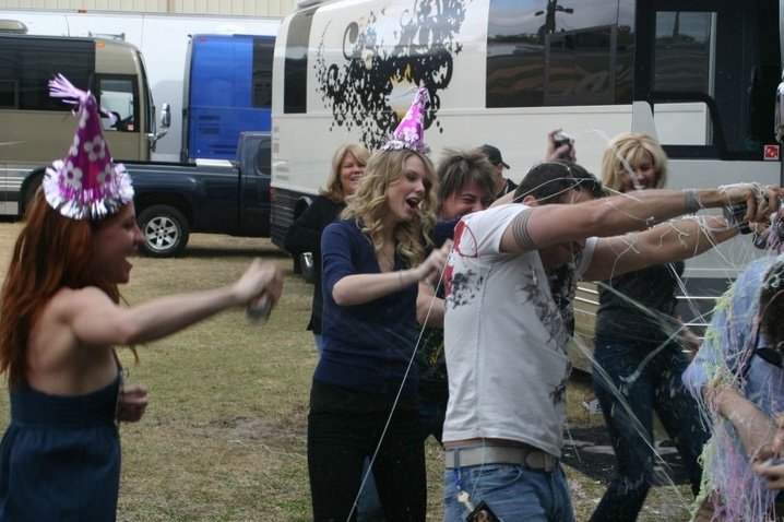 Taylor Swift — At her Brother's Birthday in Plant City — photo 16