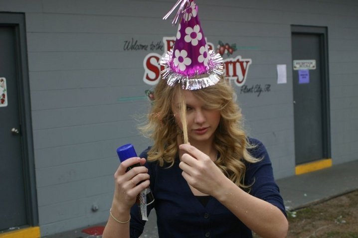Taylor Swift — At her Brother's Birthday in Plant City — photo 17