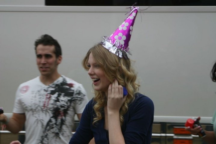 Taylor Swift — At her Brother's Birthday in Plant City — photo 18
