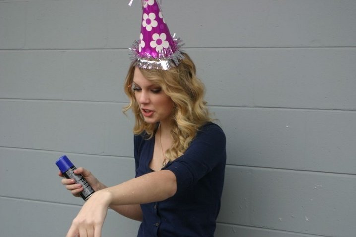 Taylor Swift — At her Brother's Birthday in Plant City — photo 24