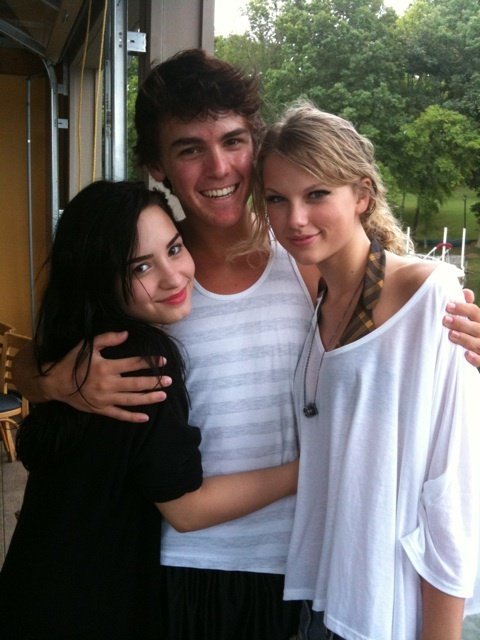Taylor Swift — Miscellaneous — photo 6