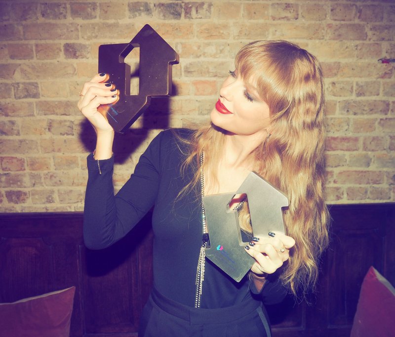 Taylor Swift — Posing with her Official Album and Single Chart Number 1s Awards for Midnights and Anti-Hero — photo 1