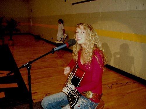 Taylor Swift — Reading Eagle Newspaper pictures — photo 8