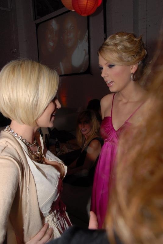 Taylor Swift — Taylor's 18th birthday — photo 23