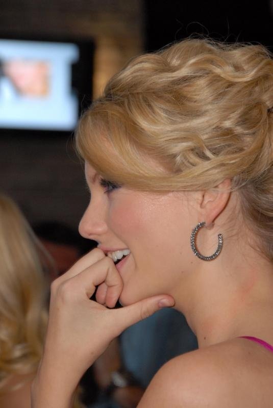 Taylor Swift — Taylor's 18th birthday — photo 31