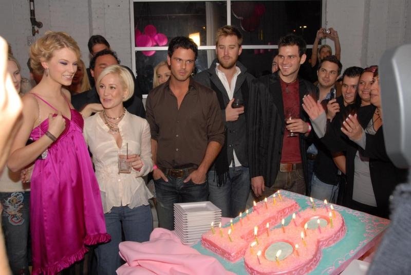 Taylor Swift — Taylor's 18th birthday — photo 34