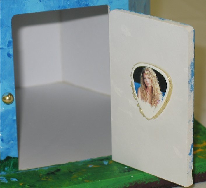 Taylor Swift — The 7th Annual Birdhouse Thing Auction — photo 3