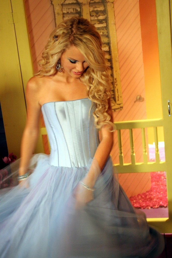 Taylor Swift — Twitter Pictures — photo 100