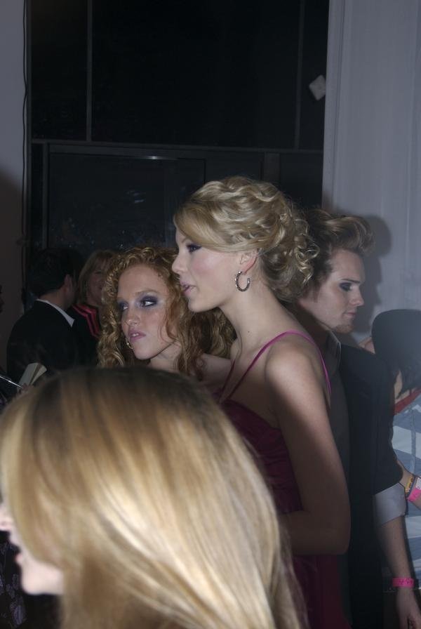 Taylor Swift — Twitter Pictures — photo 485