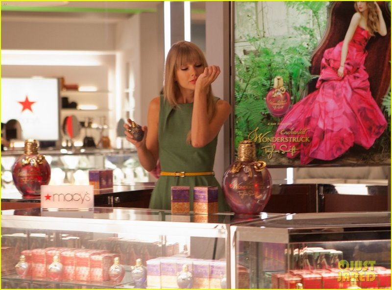 Taylor Swift — 2012 - Macy's Commercial — photo 1