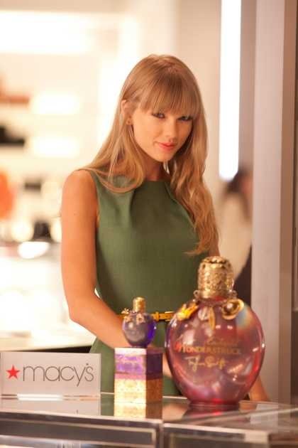 Taylor Swift — 2012 - Macy's Commercial — photo 3