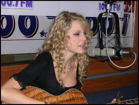 Taylor Swift — 100.7 acoustic performace — photo 1
