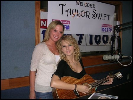 Taylor Swift — 100.7 acoustic performace — photo 2