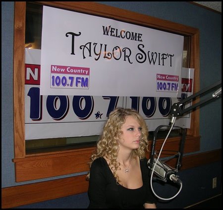 Taylor Swift — 100.7 acoustic performace — photo 3