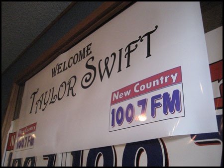 Taylor Swift — 100.7 acoustic performace — photo 4
