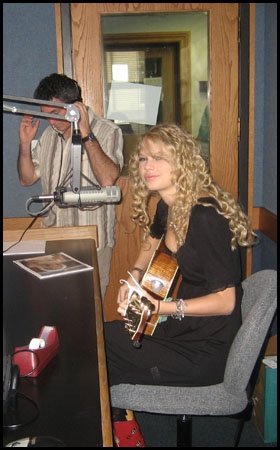 Taylor Swift — 100.7 acoustic performace — photo 5