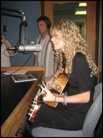 Taylor Swift — 100.7 acoustic performace — photo 6