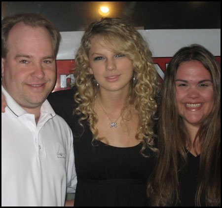 Taylor Swift — 100.7 acoustic performace — photo 7